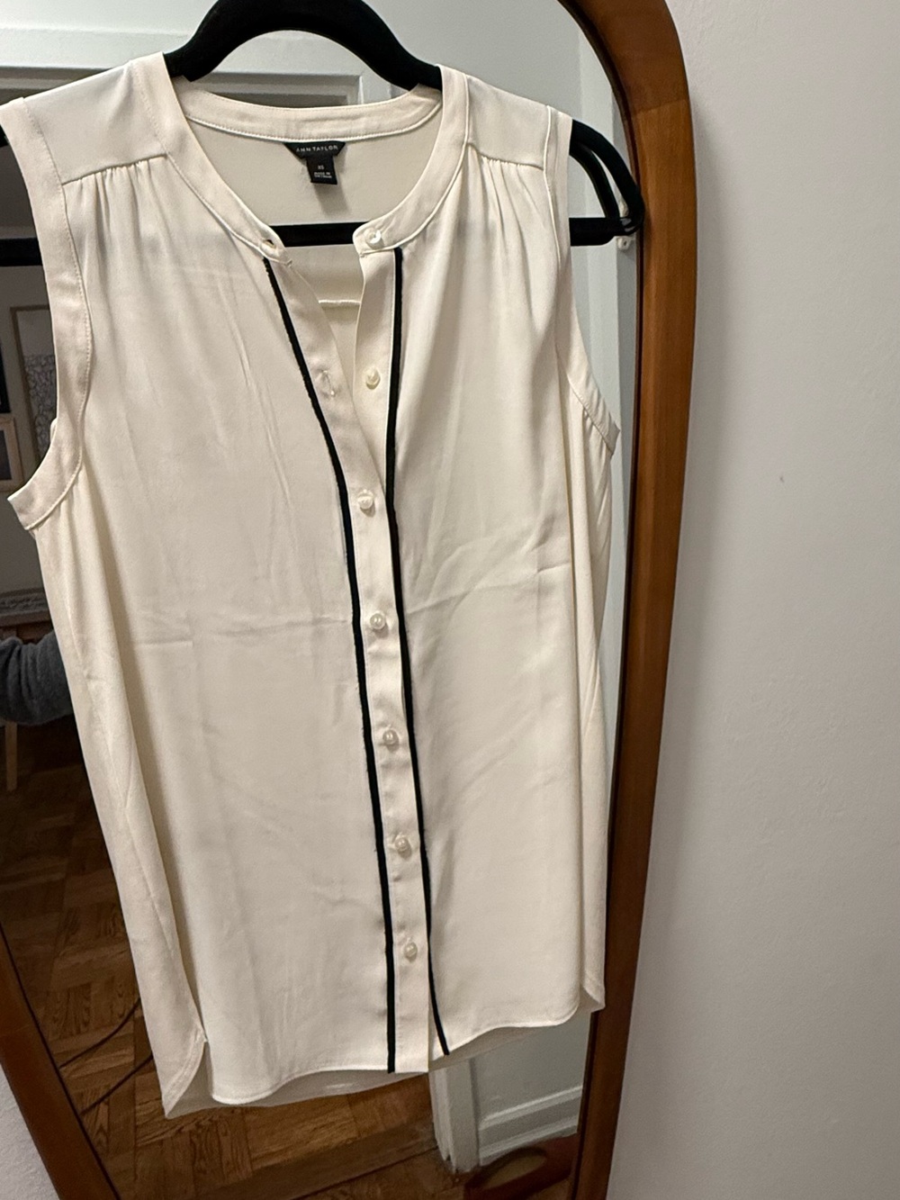 Ann Taylor Cream Sleeveless Button-Front Top with Black Piping
